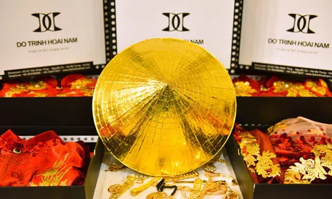 NTK Đỗ Trịnh Hoài Nam dát vàng lên 26 chiếc nón lá để trình diễn áo dài